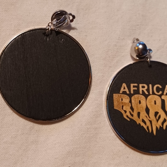 Afrocentric wooden clip on earrings - Picture 2 of 2